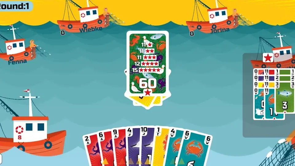 Cena do jogo Fishing – Friedemann Friese: traineiras ilustradas no mar e uma mão de cartas com gaivotas, chocos e caranguejos